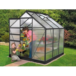Vitavia Gewächshaus Venus 3800, schwarzer Rahmen, mit Personen bei der Gartenarbeit.