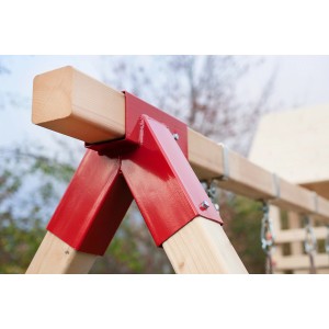 Detailaufnahme der roten Metallverbinder einer Weka Doppel-Schaukel aus Holz.