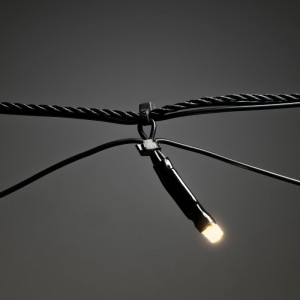 Nahaufnahme einer warmweißen LED des Konstsmide Lichternetzes für Außen. Schwarzes Kabel, leuchtende Diode für festliche Beleuchtung.
