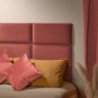 OBI Vorhang Terracotta 2er-Set (135x250cm) neben Wandpaneel und Kissen.