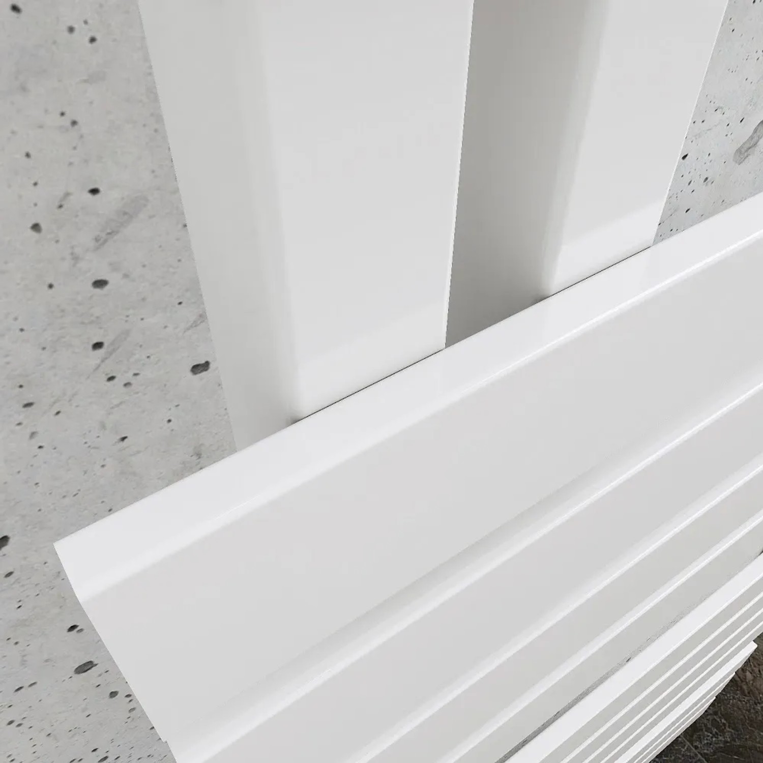 Detailansicht: Weißer Schulte Design-Heizkörper Breda mit vertikalen Paneelen.