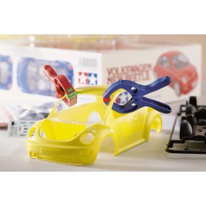 wolfcraft Mini-Federzwingen Microfix S im Einsatz beim Modellbau, rot und blau.