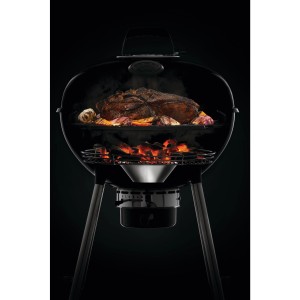 Napoleon Kugelgrill Premium Kettle NK18 mit Grillgut und Holzkohle.
