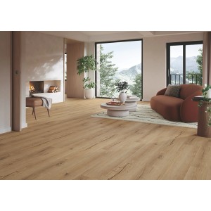 Wohnraum mit Parador Vinylboden Basic 30 Eiche Cambridge Natur, gebürstete Struktur.