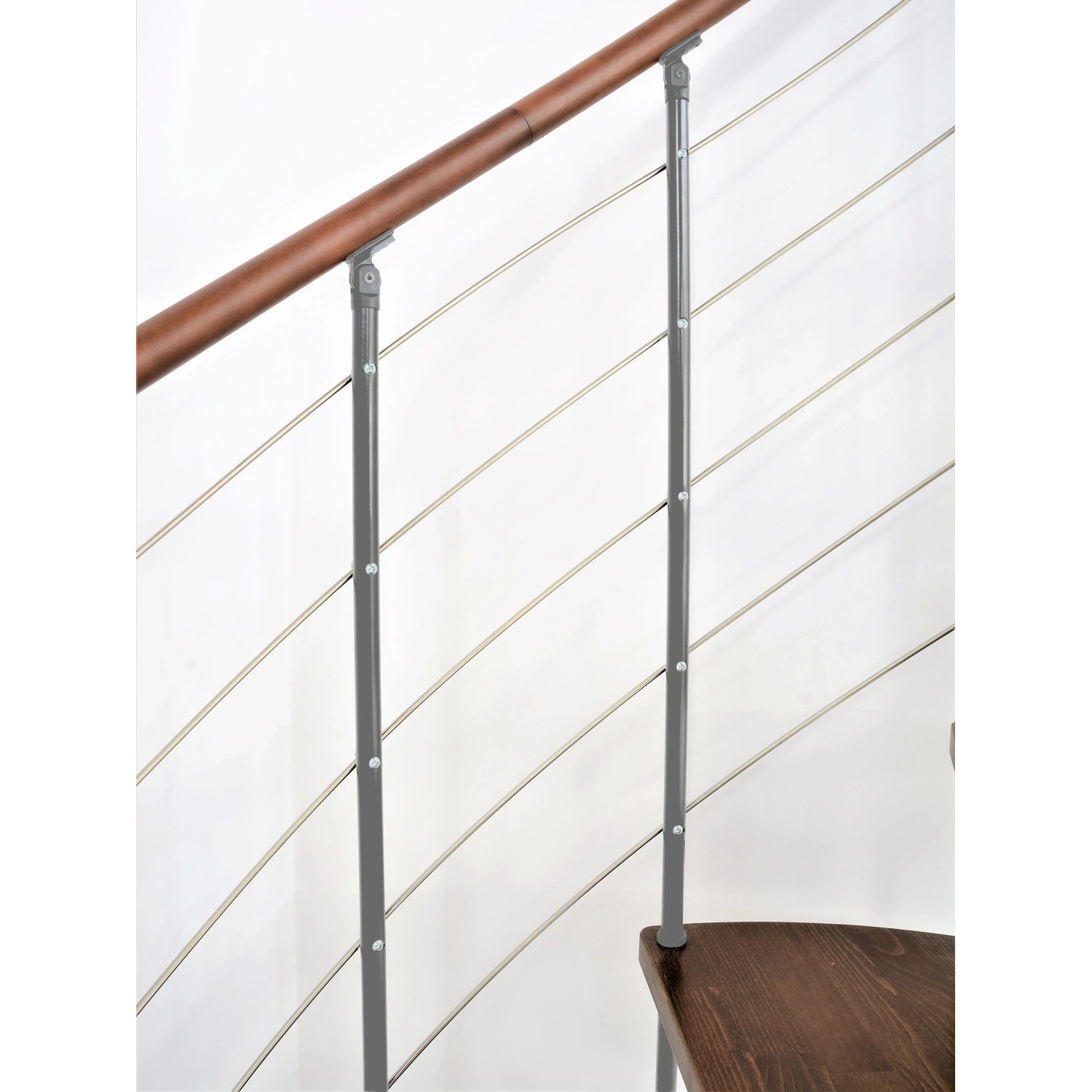 Detailaufnahme: Minka Spindeltreppe Venezia, Walnuss-Holzstufen, graues Geländer.