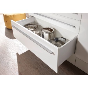 Offene Schublade der Respekta Inselküche Gabriel Grau Hochglanz mit Töpfen und Schüsseln.