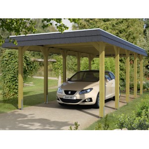 Skan Holz Carport Spreewald mit schwarzer Blende und Auto. Holzkonstruktion mit flachem Dach.