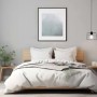 Helles Schlafzimmer mit Erfurt Vliesfaser Colour 302-1 Hellgrau Tapete an der Wand.