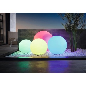 Mehrfarbige Eglo Monterolo-Z LED Außen-Kugelleuchten (Ø 50 cm) im Garten.