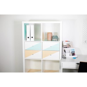 Regal mit d-c-fix Klebefolie in Mint und Beige beklebt.