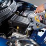 Liqui Moly Top Tec 4100 5W-40 Öl wird in einen blauen Automotor eingefüllt.
