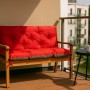 Rote Bankauflage für 3-Sitzer Gartenbank auf Balkon. Bequemes Outdoor Sitzkissen Set, gepolstert, 170x60x50cm.