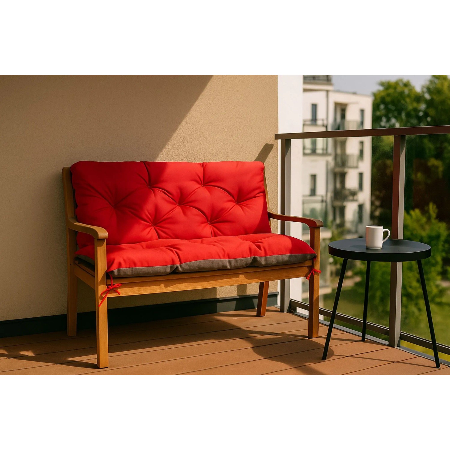 Rote Bankauflage für 3-Sitzer Gartenbank auf Balkon. Bequemes Outdoor Sitzkissen Set, gepolstert, 170x60x50cm.