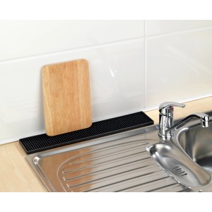 Schwarze Wenko Abtropfmatte Slim (42 cm) neben Spüle mit Holzbrett zum Abtropfen.