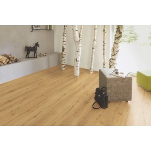 Kaindl Laminat Eiche Severina, 8mm, wasserfest, verlegt in modernem Wohnraum mit Birkenstämmen.