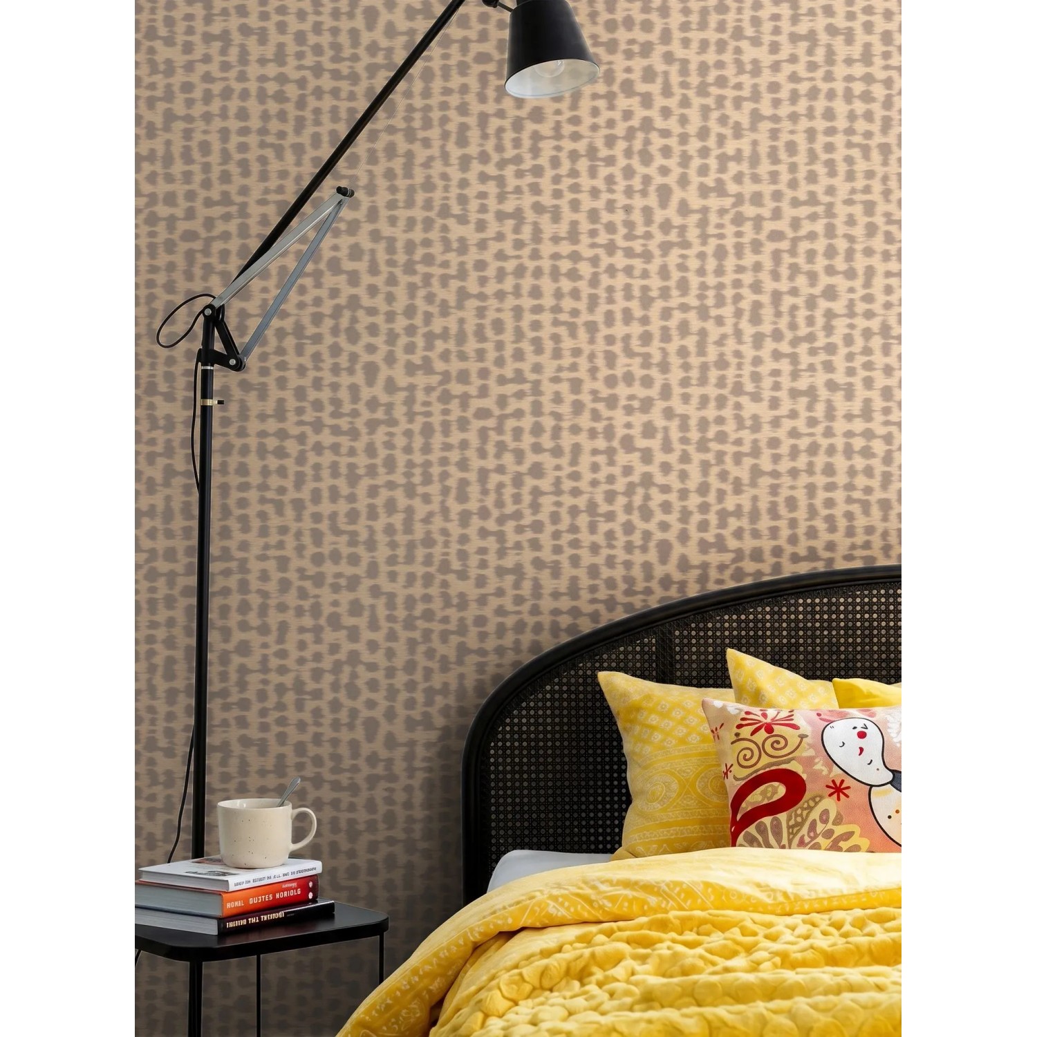 A.S. Creation Vliestapete mit beigegrauem Leopardenmuster im Schlafzimmer. Dekorative Tapete mit Metallic-Effekt.