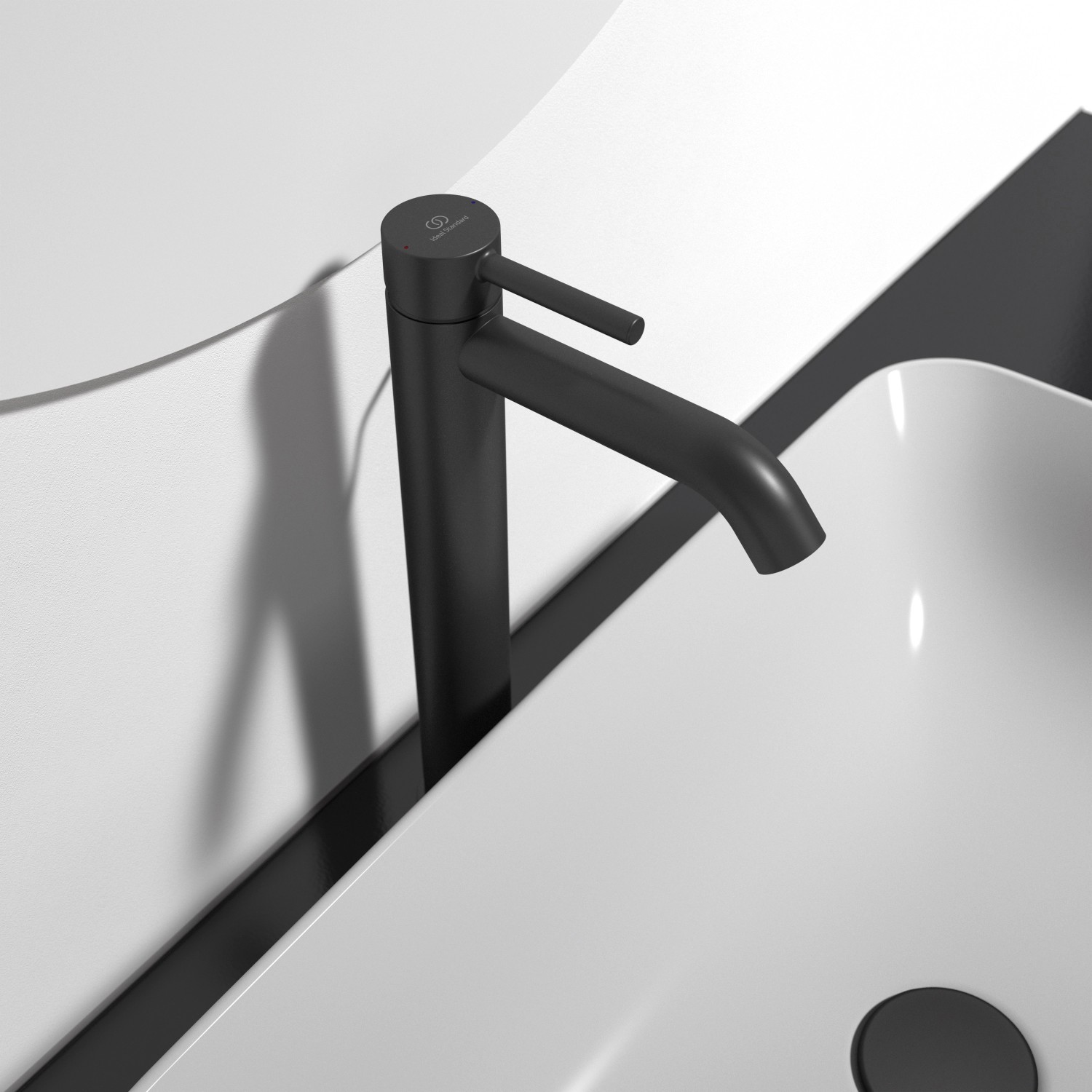 Ideal Standard Ceraline Waschtischarmatur mit verlängertem Sockel, Silk Black.