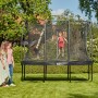 Schwarzes Salta Gartentrampolin Comfort Edition mit Sicherheitsnetz, 366x244 cm, mit Kindern im Garten.