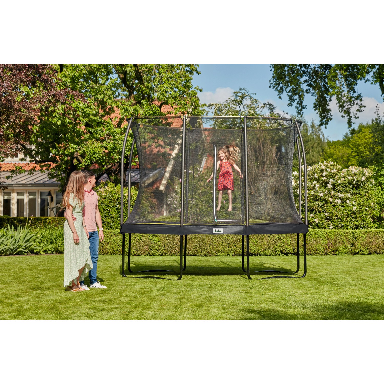 Schwarzes Salta Gartentrampolin Comfort Edition mit Sicherheitsnetz, 366x244 cm, mit Kindern im Garten.
