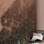 Komar Vlies Fototapete Golden Grid, 200x250 cm, mit goldenem geometrischen Muster und Waldmotiv.