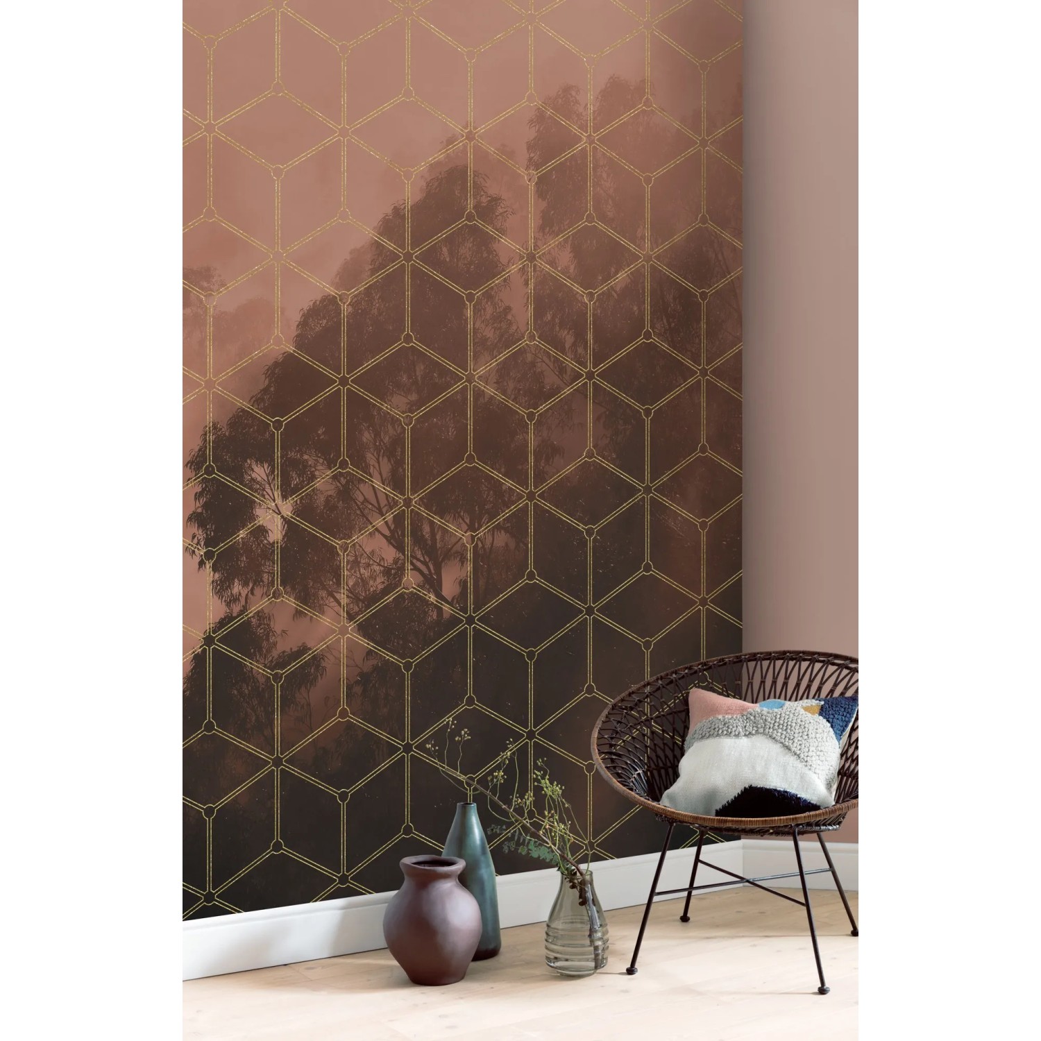 Komar Vlies Fototapete Golden Grid, 200x250 cm, mit goldenem geometrischen Muster und Waldmotiv.