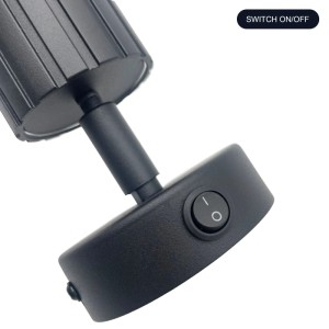 Schwarze Lamkur Prisma Wandleuchte mit Schalter, geriffeltem Schirm (Ø 8 cm).