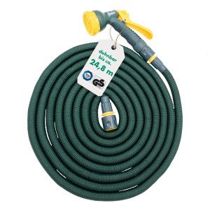 Flexibler, grüner Gartenschlauch (24,8m) mit Brause und Anschlussstück, aufgerollt.