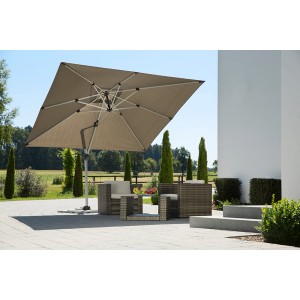 Quadratischer, beiger Schneider Ampelschirm Monaco 365x300 cm mit Dreh- und Neigefunktion über einer Sitzgruppe.