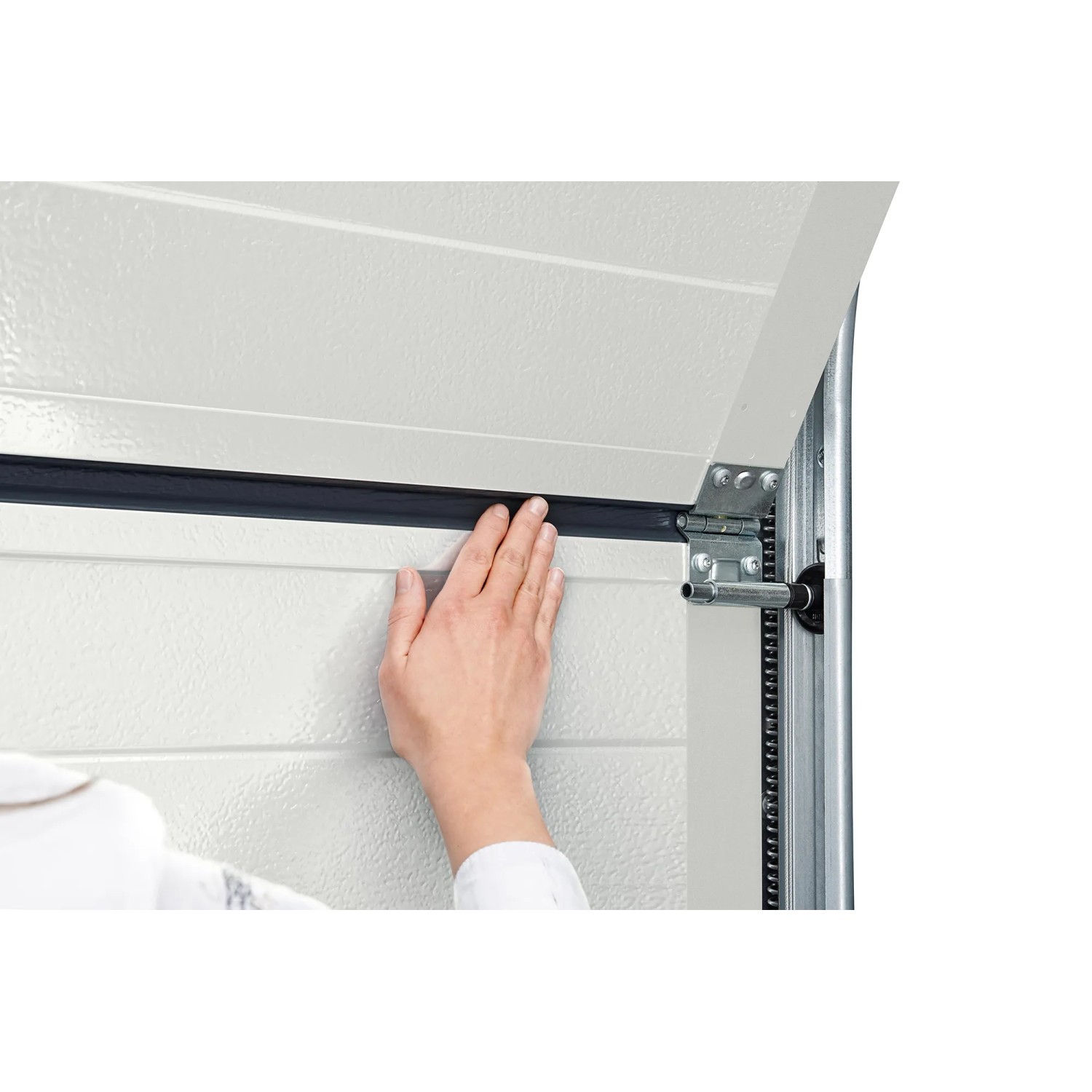 Detailaufnahme EcoStar Garagen-Sektionaltor, verkehrsweiß, mit Hand an Dichtung.