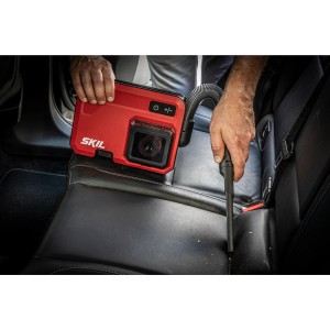 Skil Akku-Handstaubsauger 3167CA in Nutzung zur Reinigung eines Autositzes.