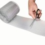 Sarei Multischutzgitter 120mm, silbernes Lüftungsprofil wird mit einer Schere zugeschnitten.