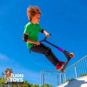 Kind mit schwarzem Lion Toys Protektoren Set (6-teilig) beim Scooter-Fahren im Skatepark.