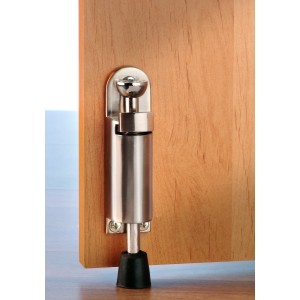 Burg Wächter Türfeststeller TF 125 Ni SB, Edelstahloptik, an Holztür montiert.