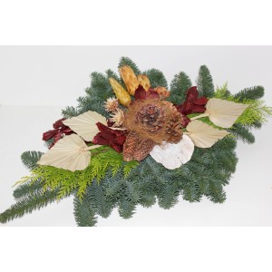 Grabstrauß Nobilis, ca. 90 cm, mit Tannenzweigen, Zapfen und Naturdeko für Gedenktage.