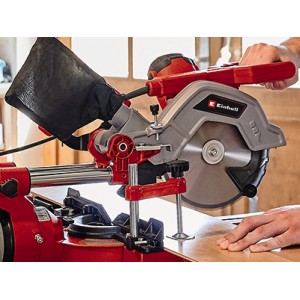 Einhell Sägeblatt HM Ø 216 mm für stationäre Sägen, montiert an einer Zug-Kapp-Gehrungssäge.