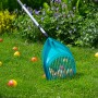 Gardena Combisystem Schaufel-Rechen im Einsatz zum Aufsammeln von Fallobst auf einer grünen Wiese.