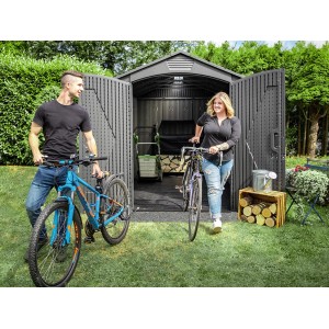 Lifetime Gerätehaus Stella 4,55 m² mit Fahrrädern und Gartengeräten vor dem offenen Gartenhaus.