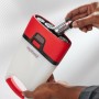 Energizer Max D Mono Batterie wird in eine rote Laterne eingesetzt.