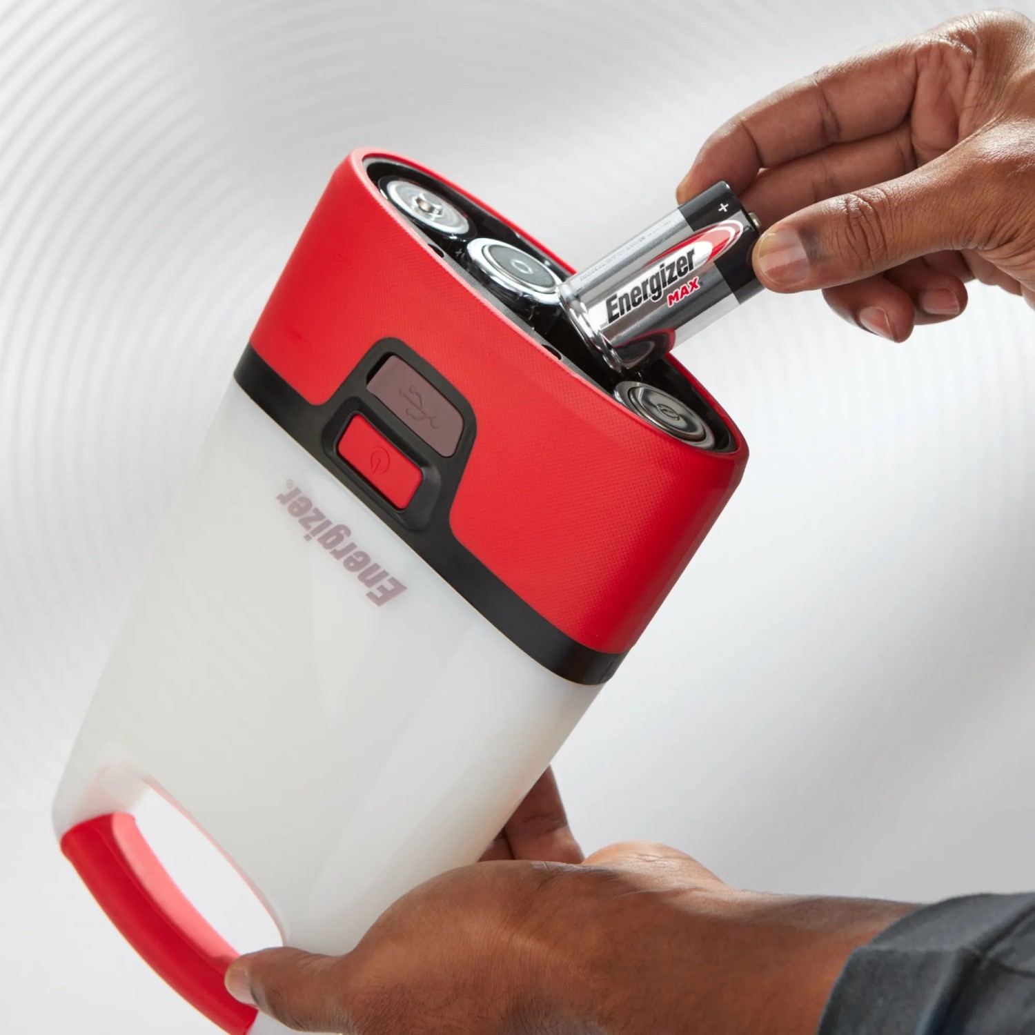 Energizer Max D Mono Batterie wird in eine rote Laterne eingesetzt.