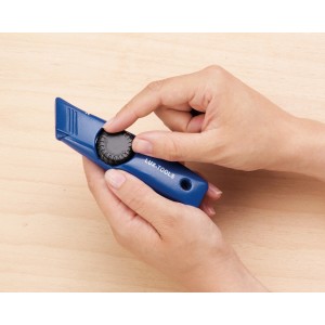 Blaues LUX Universalmesser Classic mit Stellrad in Händen, geeignet zum Schneiden von Teppich.