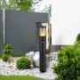 Zwei schwarze Globo Wegeleuchten im Garten, moderne Außenbeleuchtung mit Sensor.