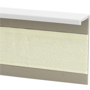 Weiße Teppich-Einklebeleiste 55 SK, selbstklebend, 10x55x2500 mm.