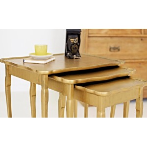 Rust-Oleum Möbellack Metallisch Gold Matt auf satzweise angeordneten Tischen.