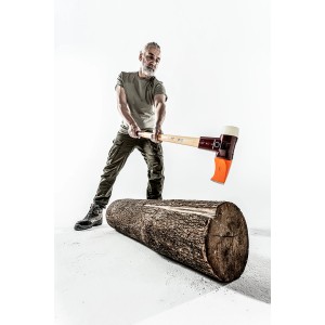 Mann spaltet Holz mit Halder Simplex Spalthammer (D 60mm) mit Hickorystiel. Zwei Werkzeuge in einem.