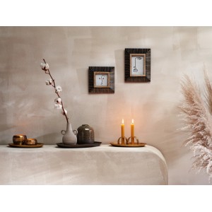 Goldener Kerzenhalter, 8 cm, als Deko-Element auf Tisch mit Kerzen und Vasen.