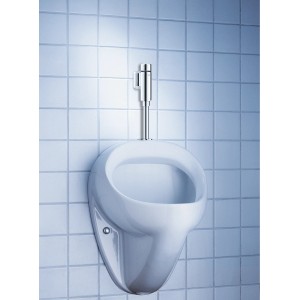 Grohe Rondo Urinal-Druckspüler in Chrom an einer gefliesten Wand.