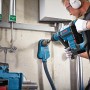 Bosch Professional GDE 68 Staubabsaugung im Einsatz mit Bohrmaschine an Wand.