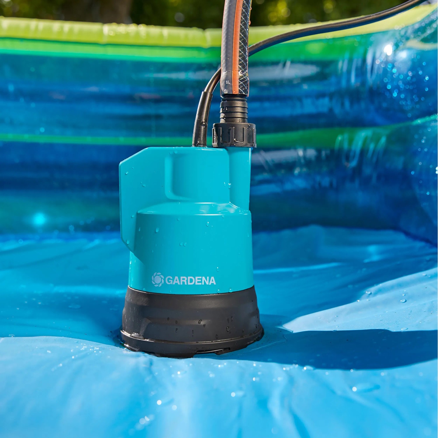 Gardena Akku-Regenfasspumpe 2000/2 im Einsatz in Regentonne. Gartenpumpe mit Schlauch.