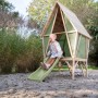 Kinderrutsche am Exit Spielhaus Yuki 300 aus Holz mit grüner Plane im Garten.