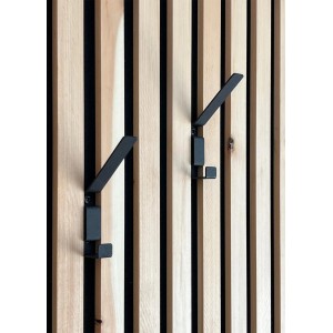 Schwarze FN Acustico Garderobenhaken an Holzpaneelwand. Zubehör für Paneele.